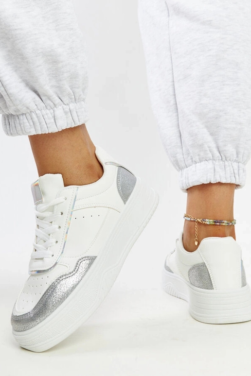 Hvide og sølv sneakers med en tykkere...