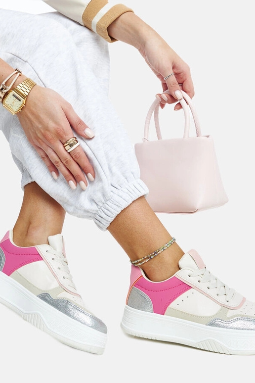 Hvide og lyserøde sneakers med en...