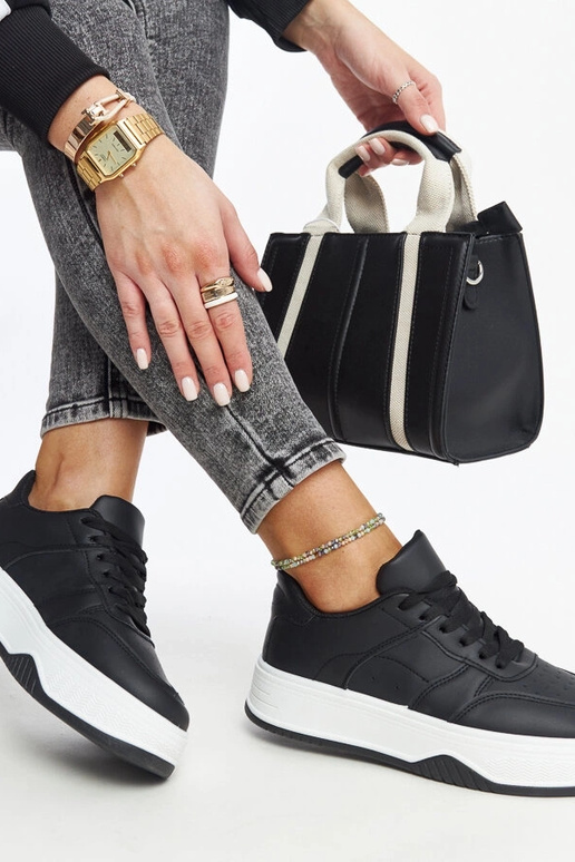 Baskets noires avec une semelle plus...