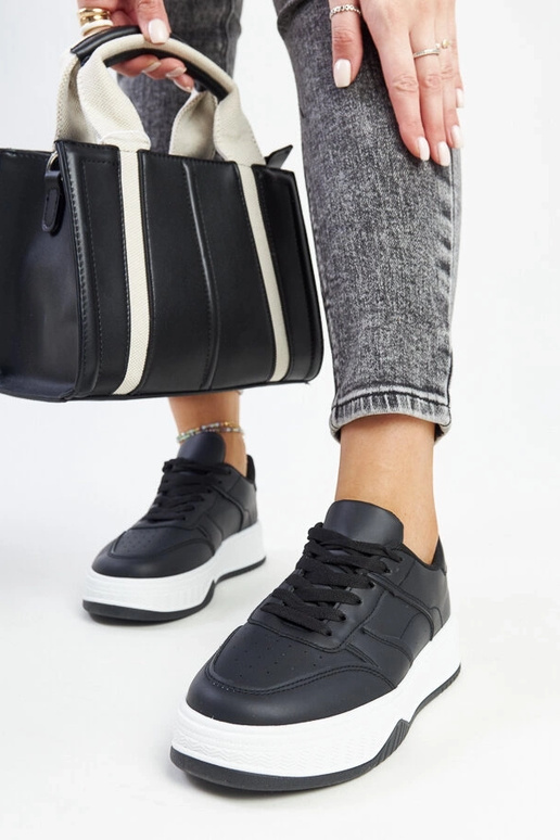 Schwarze Sneaker mit dickerer Sohle... Schwarze Sneaker mit dickerer Sohle...