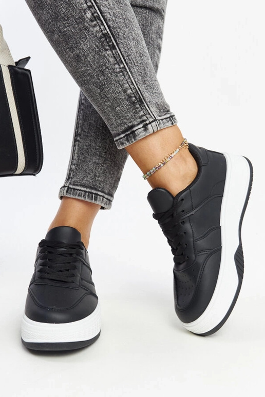 Schwarze Sneaker mit dickerer Sohle... Schwarze Sneaker mit dickerer Sohle...
