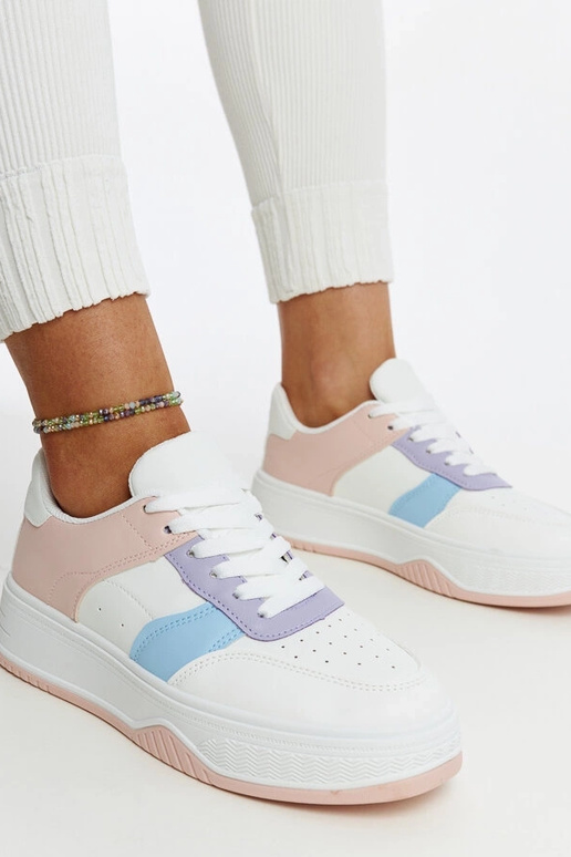 Baskets blanches et roses avec une...