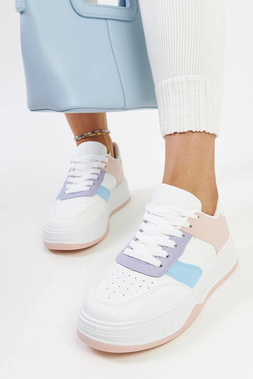 Baskets blanches et roses avec une...