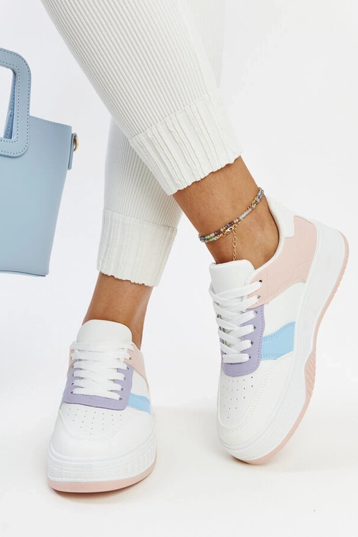 Hvide og lyserøde sneakers med en...