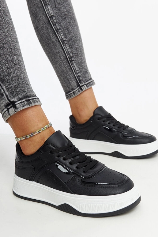 Schwarze Sneaker mit dickerer Sohle...