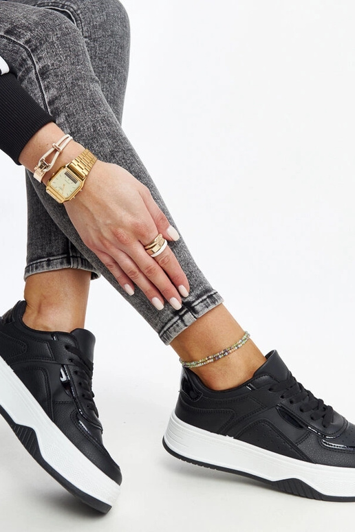 Schwarze Sneaker mit dickerer Sohle...