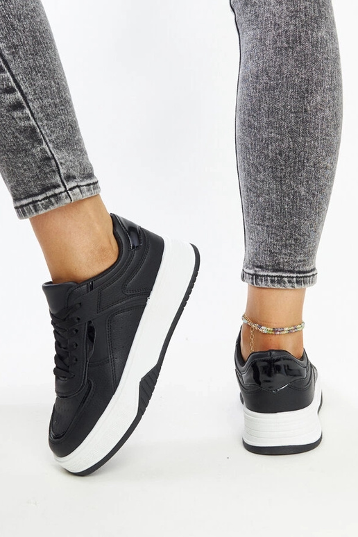 Schwarze Sneaker mit dickerer Sohle...