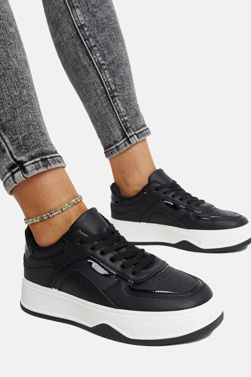 Baskets noires à semelle plus épaisse...