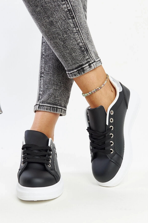 Schwarze Sneakers mit dekorativen...