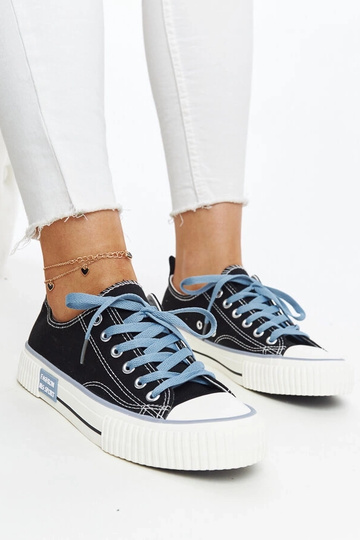 Schwarze Sneakers mit farbigen Schnürsenkeln Jadranka 2