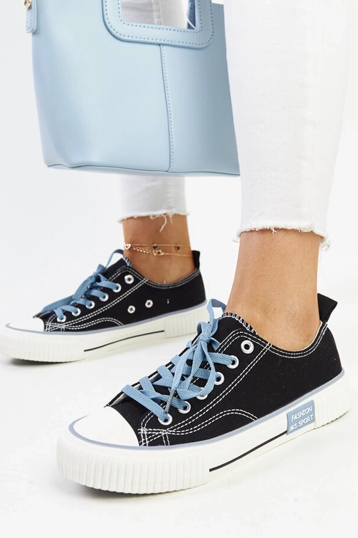 Sorte sneakers med farvede snørebånd...