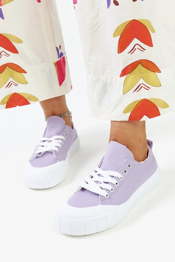 Les baskets en tissu violet d'Eduard 2