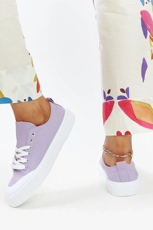 Les baskets en tissu violet d'Eduard