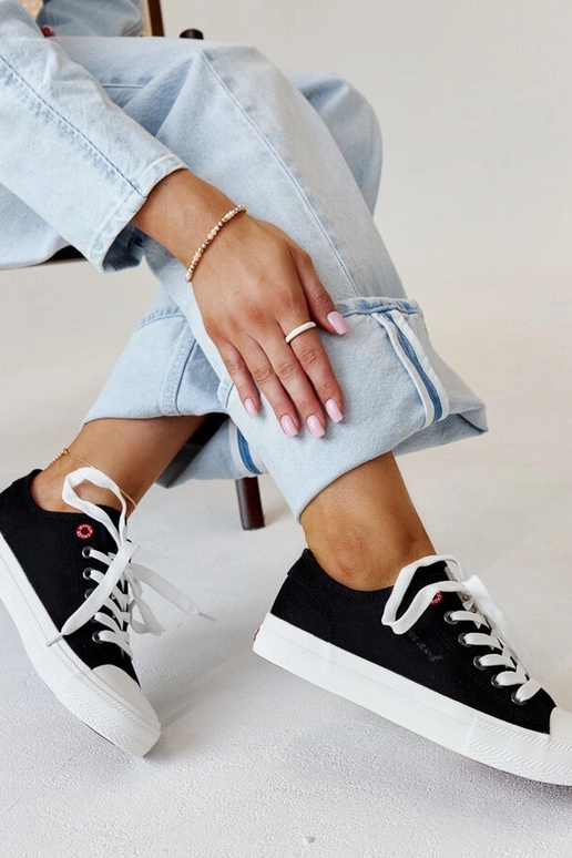 Sneakers til kvinder i sort stof...