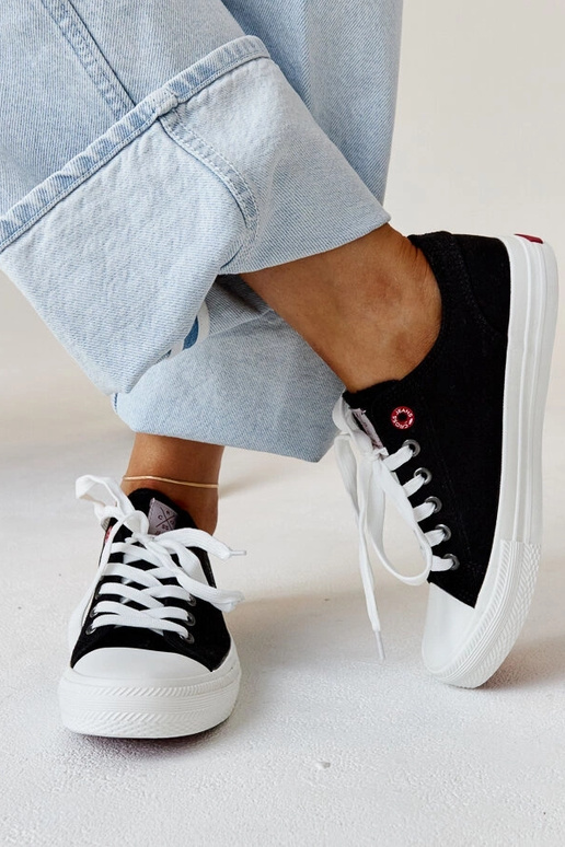 Sneakers til kvinder i sort stof...