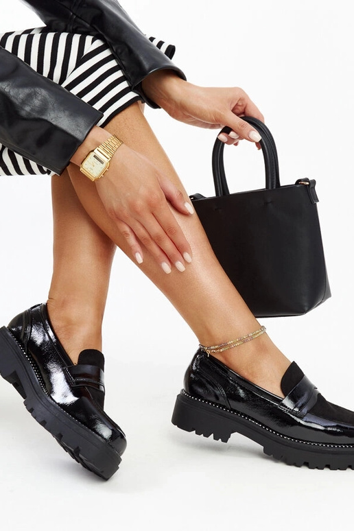 Chaussures en cuir verni noir avec... Chaussures en cuir verni noir avec...