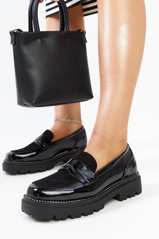 Chaussures en cuir verni noir avec... Chaussures en cuir verni noir avec...