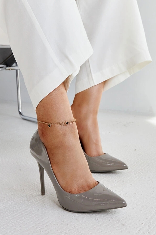 Dunkelgraue lackierte Pumps mit... Dunkelgraue lackierte Pumps mit...