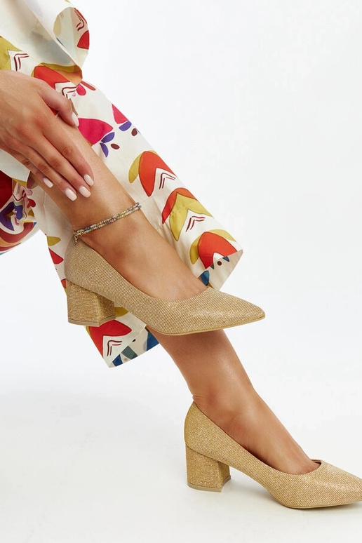 Goldene glänzende Pumps mit... Goldene glänzende Pumps mit...