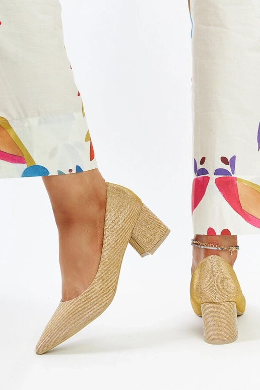 Gouden glanzende instappers met... Gouden glanzende instappers met...