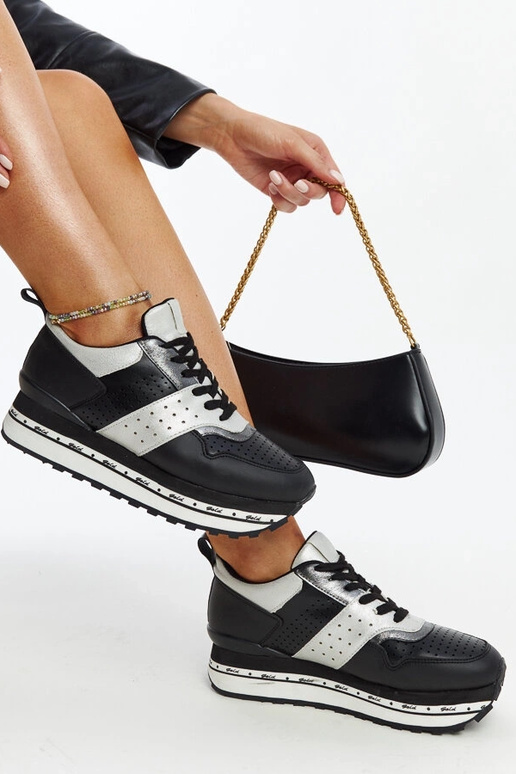 Schwarze Sneakers mit hoher Sohle... Schwarze Sneakers mit hoher Sohle...