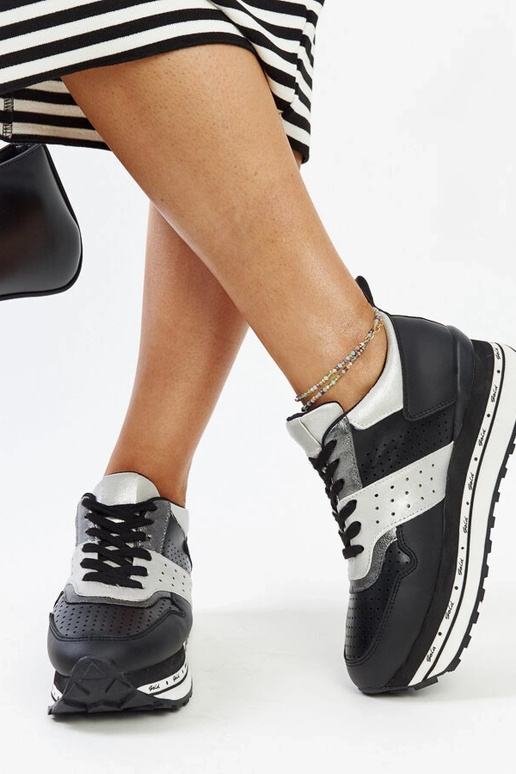 Schwarze Sneakers mit hoher Sohle... Schwarze Sneakers mit hoher Sohle...