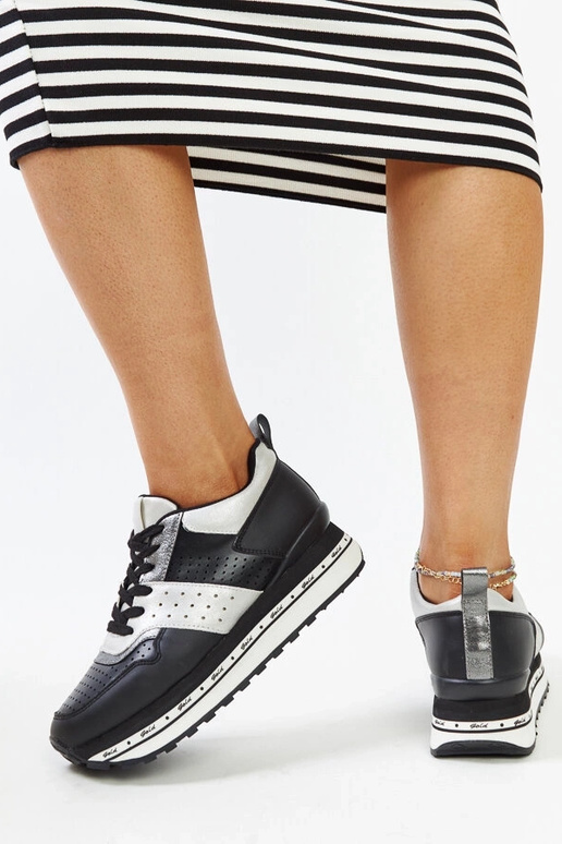 Schwarze Sneakers mit hoher Sohle... Schwarze Sneakers mit hoher Sohle...