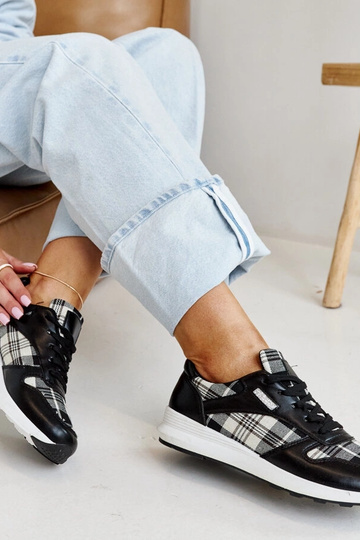 Afifah – Schwarze, karierte Sneaker