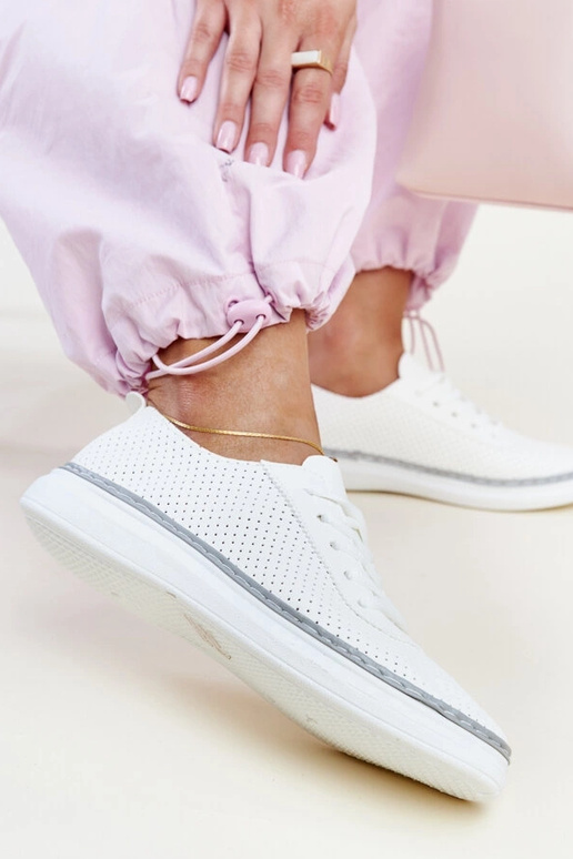 Hvide og grå gennembrudte sneakers... Hvide og grå gennembrudte sneakers...