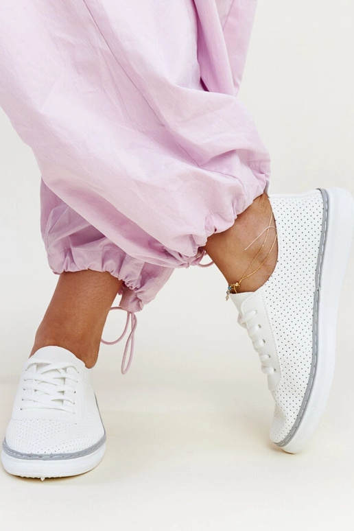 Baskets ajourées blanches et grises... Baskets ajourées blanches et grises...