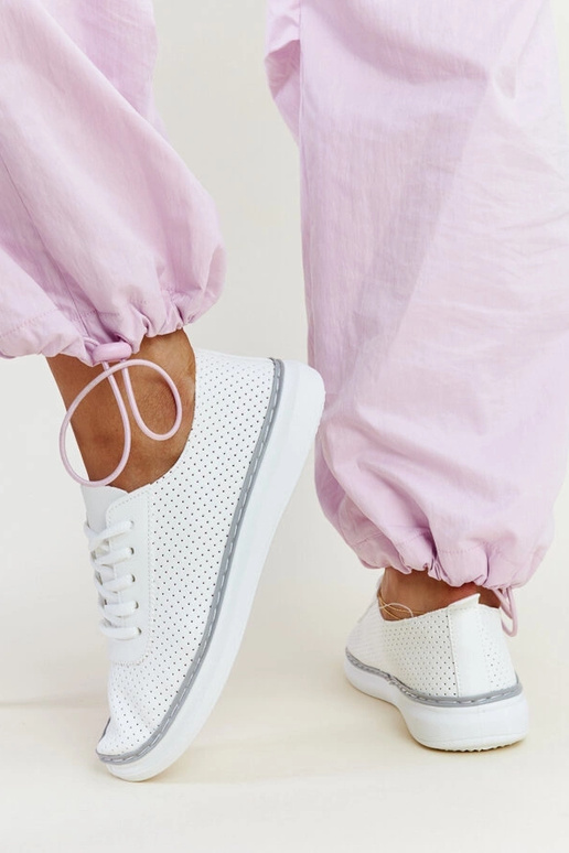 Hvide og grå gennembrudte sneakers... Hvide og grå gennembrudte sneakers...