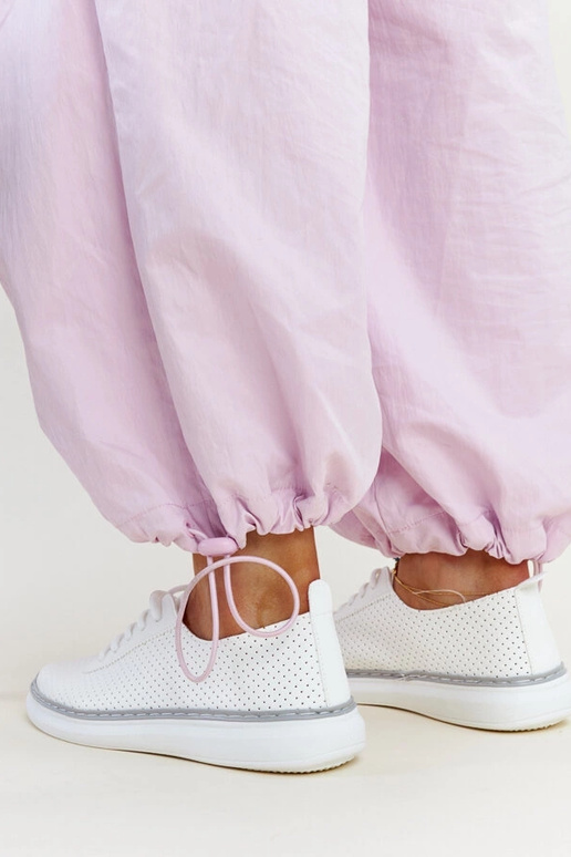 Hvide og grå gennembrudte sneakers... Hvide og grå gennembrudte sneakers...