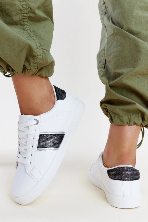 Sorte og hvide sneakers med dekorativ...