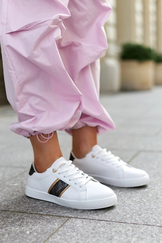 Weiße Sneakers mit dekorativem Riemen...