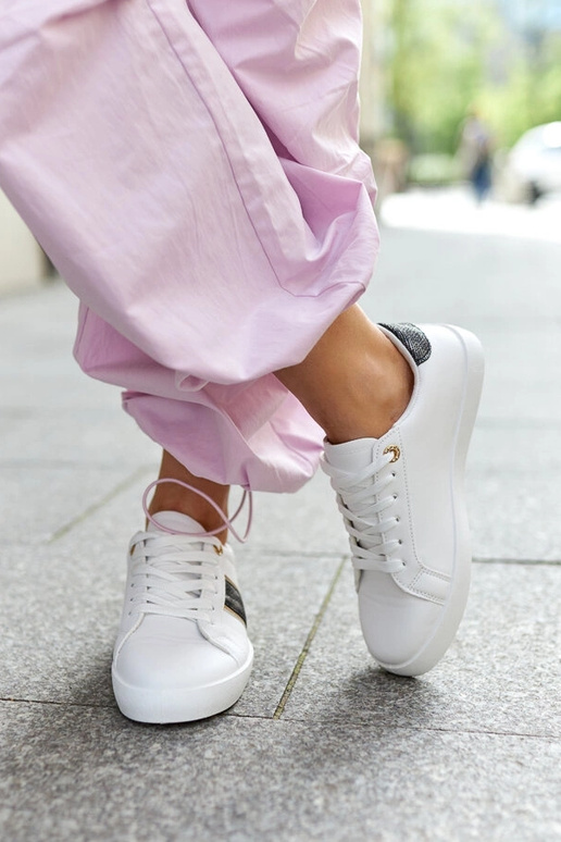 Hvide sneakers med dekorativ rem Grada