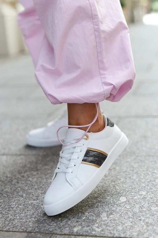 Weiße Sneakers mit dekorativem Riemen...