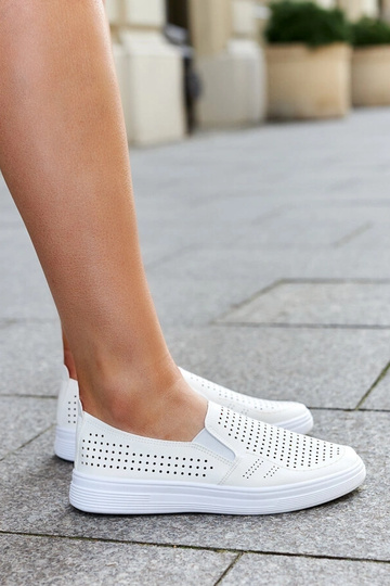 Beige opengewerkte instapsneakers Dafina
