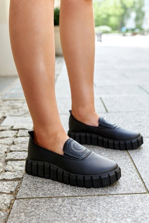 Schwarze Halbstiefel mit massiver... Schwarze Halbstiefel mit massiver...