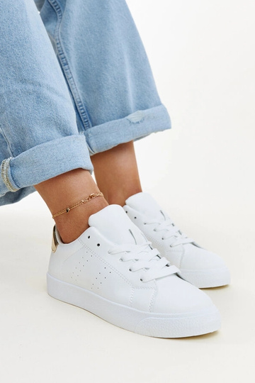 Baskets Akila blanches et...