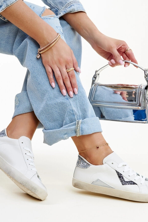 Witte sneakers met een 'verouderd'... Witte sneakers met een 'verouderd'...