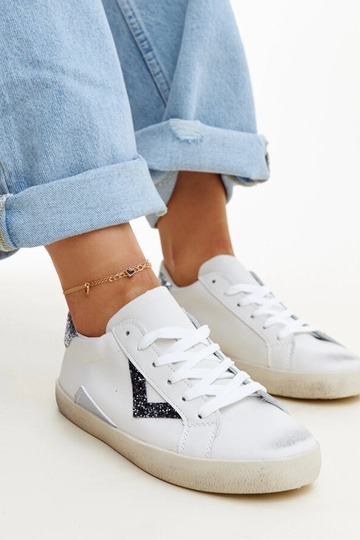 Witte sneakers met een 'verouderd' effect Gombola 2