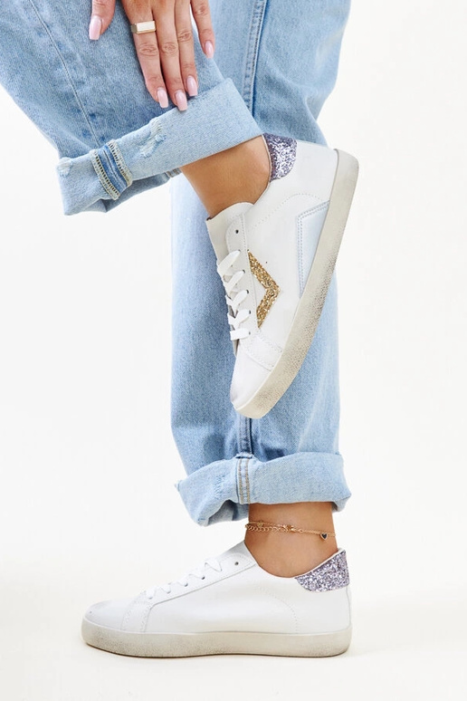 Hvide sneakers med en "slidt" effekt...