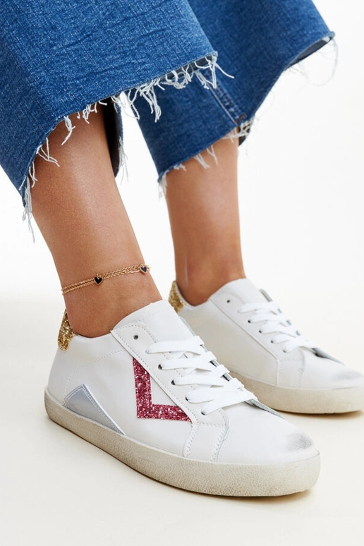 Hvide sneakers med en "slidt" effekt...