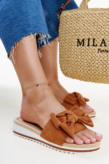 Les tongs marron à talons bas de Mikhaila 2