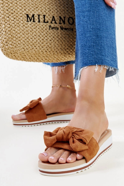 Les tongs marron à talons bas de...