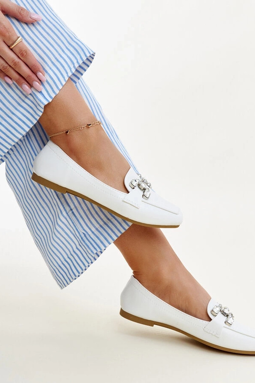 Mocassins blancs avec boucle en... Mocassins blancs avec boucle en...