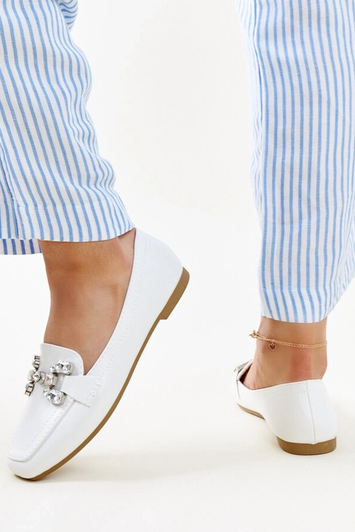 Hvide loafers med zirkoniumspænde Mali Hvide loafers med zirkoniumspænde Mali