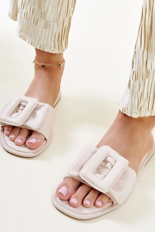 Beige flip-flops med Ganema spænde