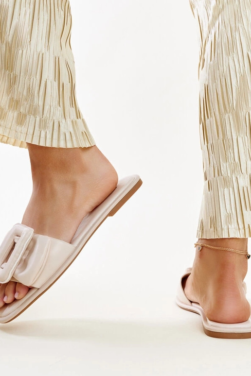 Beige flip-flops med Ganema spænde