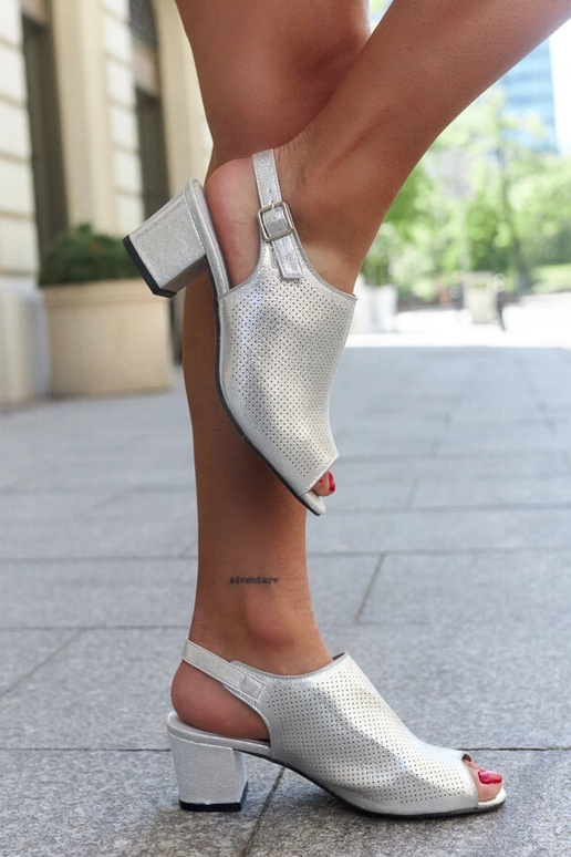 Perforierte Blockabsatz-Sandalen mit...